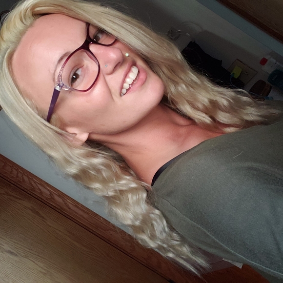 Meet your Posher, Tori - Picture 3 of 3